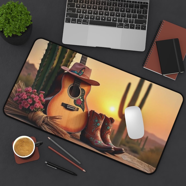 Tech Accessories To Gift - แผ่นรองเมาส์กีตาร์ทะเลทราย, ของขวัญสำหรับผู้ชื่นชอบกีตาร์กระบองเพชร, อุปกรณ์เสริมเทคโนโลยีสำหรับเธอ, ของขวัญสำหรับสาวชนบท, แผ่นรองเล่นเกมสำหรับสาวคาวเกิร์ล